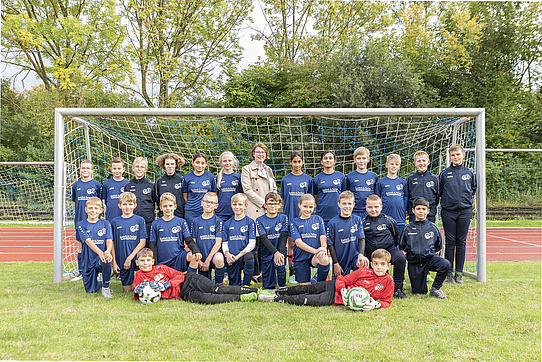 D2-Junioren der JSG Warburg-Germete/Wormeln mit dem Sponsor Heike Kaebsch