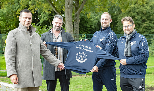 Trainingsanzugübergabe (v.l.)Bausachverständigen Patrick Kuna und Magnus Bierwind, Mannschaftsbetreuer Stefan Silvaroli und Trainer Olaf Glade