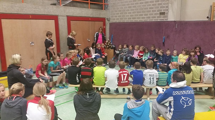 Abschluss Hallentraining 2016 Bild der Nachwuchsgruppe beim Weihnachtssingen