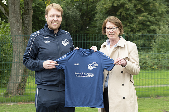 Trikotübergabe (v.l.)Trainer Sören Spönlein und Sponsor Heike Kaebsch von der Steuerberatungsgesellschaft Kaebsch &. Partner mbB