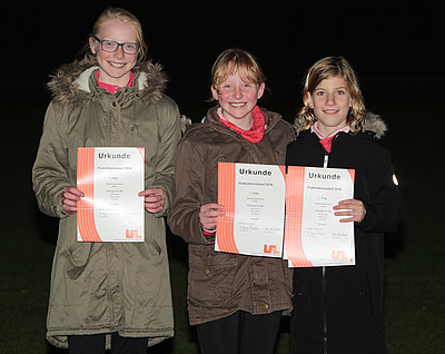 Mädels gewinnen Mannschaft beim Flutlicht Crosslauf