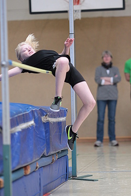 Marie Albers beim Hochsprung