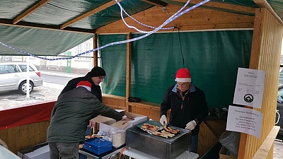 Zur News: Weihnachtsmarkt 2016 Würstchenstand Neustädter Weihnachtsmarkt